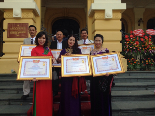 Các nghệ sỹ Nhà hát tại buổi lễ trao tặng danh hiệu NSND, NSƯT